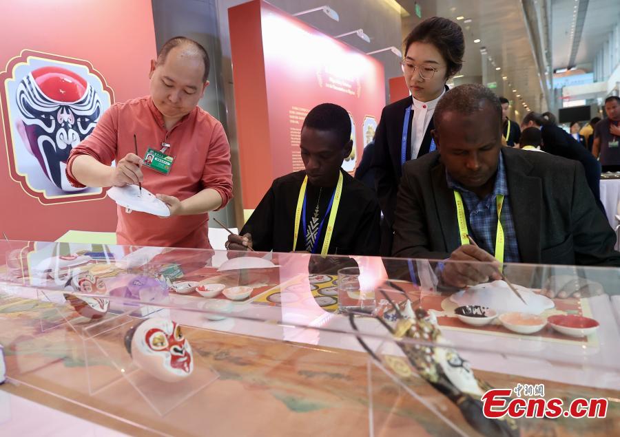 African journalists charmed by intangible cultural heritage in Beijing