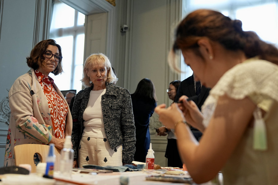 Paris exhibition in celebration of China-France cultural exchange