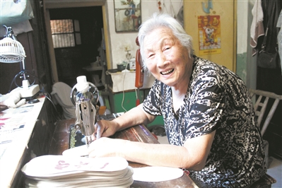 Caring Chinese grandma makes shoe insoles for new recruits for over a decade