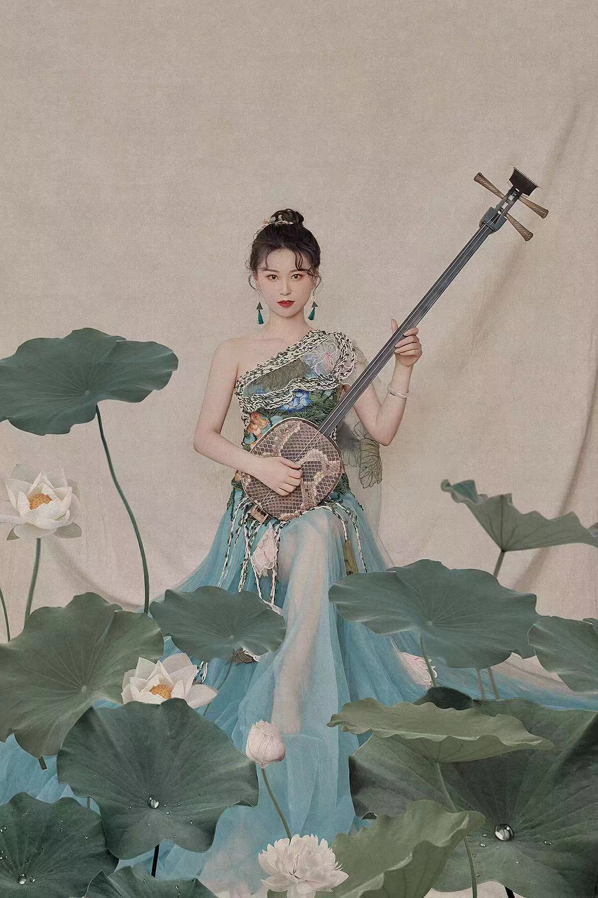 The girl who plays a traditional instrument is popular