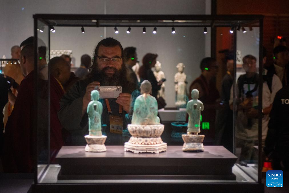 People visit exhibition of 6th World Buddhist Forum in Zhejiang