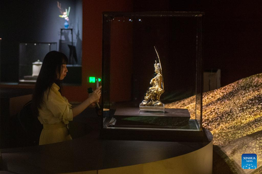 People visit exhibition of 6th World Buddhist Forum in Zhejiang