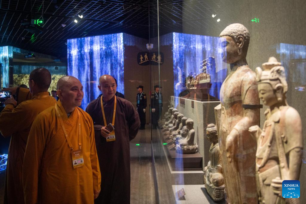 People visit exhibition of 6th World Buddhist Forum in Zhejiang