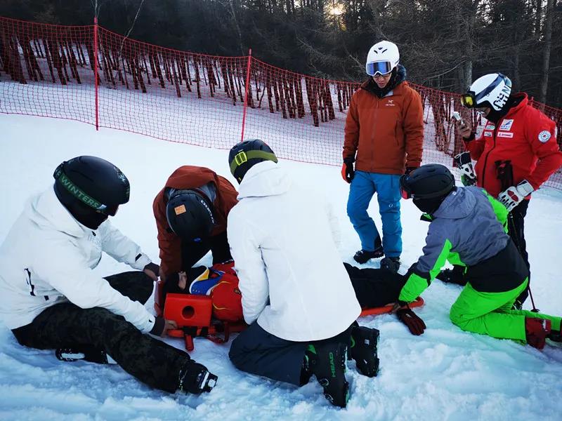 援疆醫(yī)療專家冬奧賽場做“滑雪醫(yī)生”：為運動員提供第一時間救護