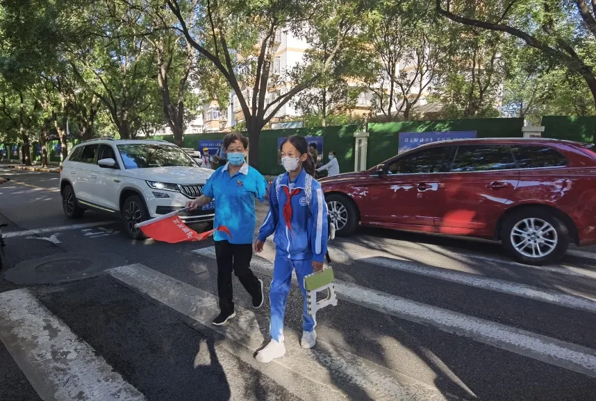 二十年如一日 “義工奶奶”張國(guó)清的護(hù)學(xué)路