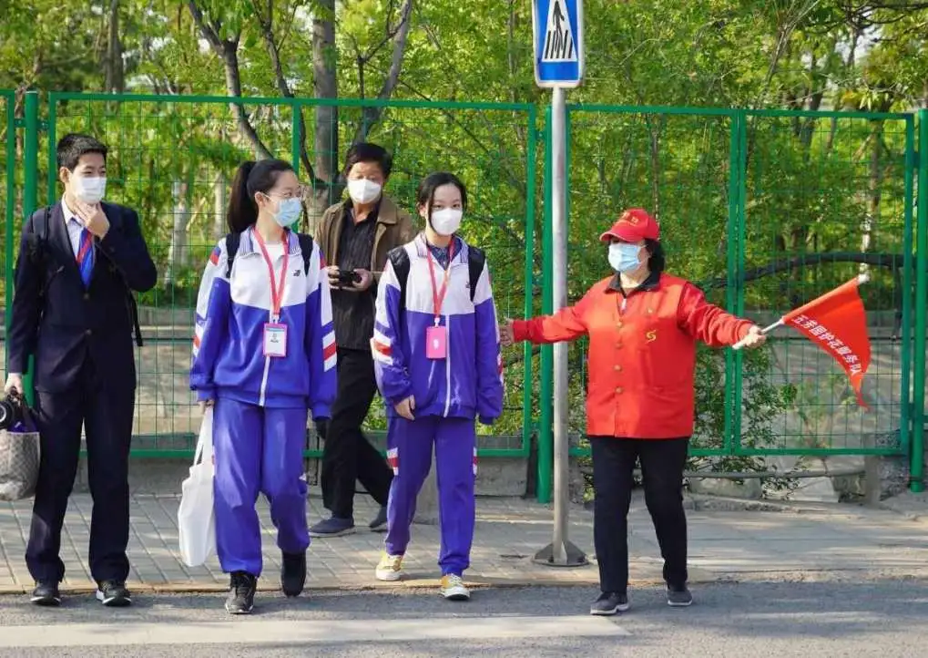 二十年如一日 “義工奶奶”張國(guó)清的護(hù)學(xué)路