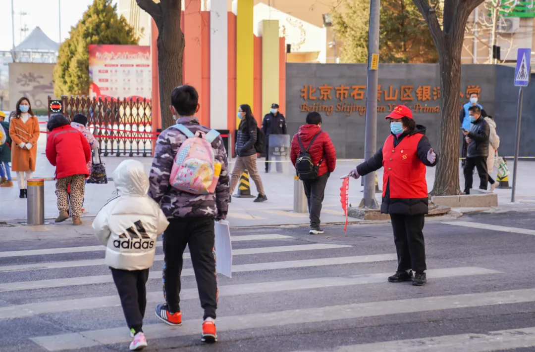 二十年如一日 “義工奶奶”張國(guó)清的護(hù)學(xué)路