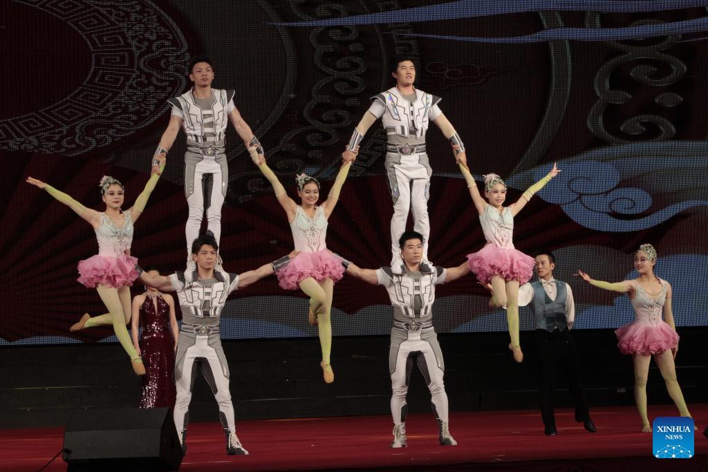 Chinese artists perform in Cambodia, attracting thousands of spectators