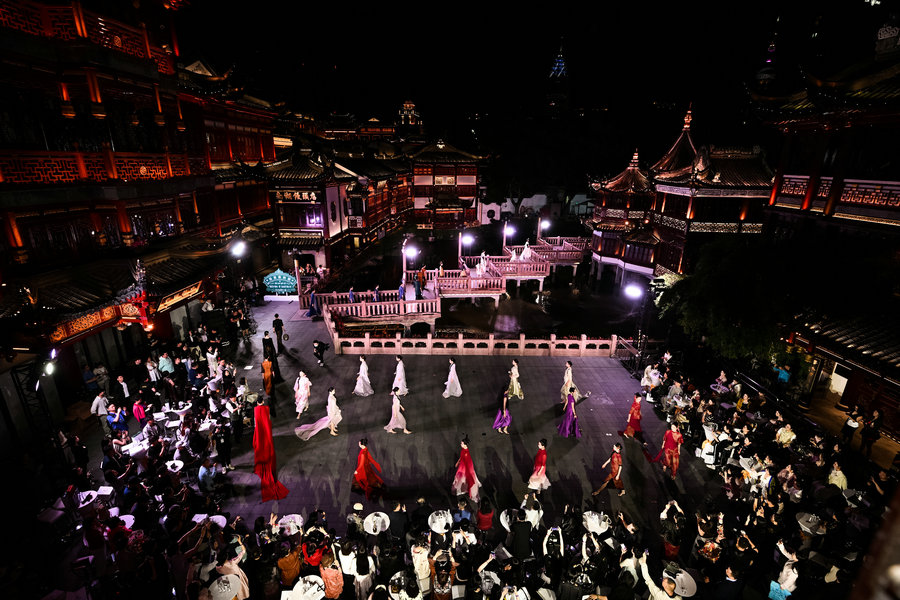 Yuyuan Garden showcases fashion show to celebrate Shanghai