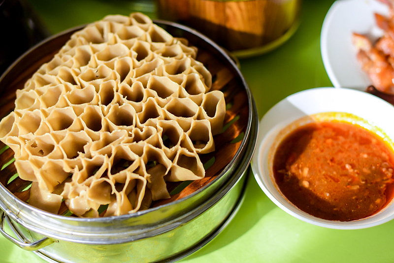 Oat noodle rolls, a special dish of northern China