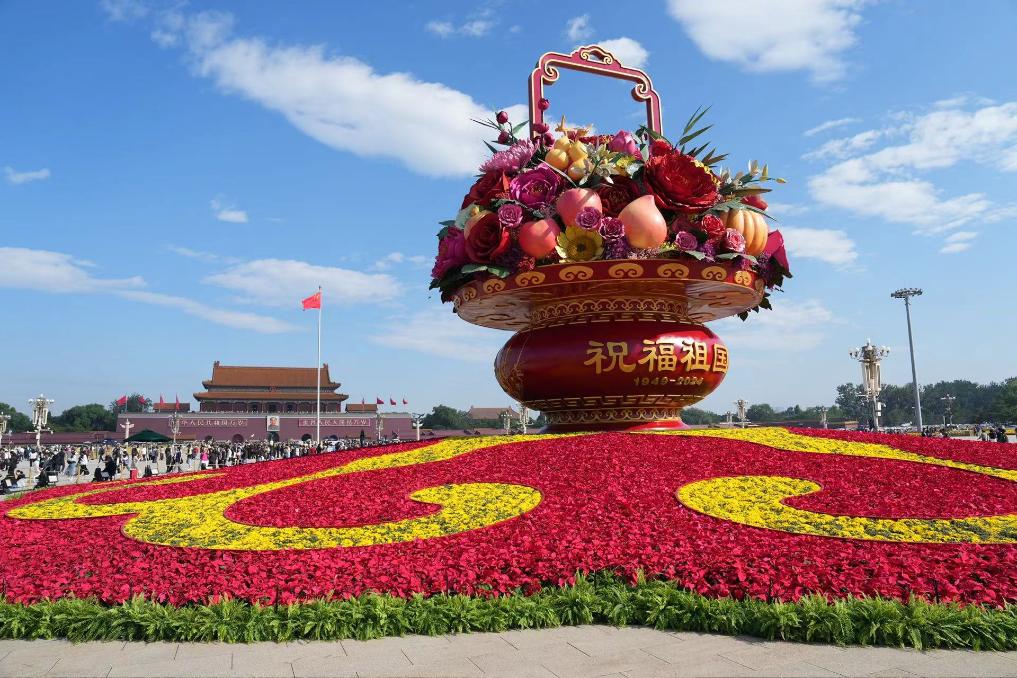 Floral displays adorn Beijing for National Day holiday