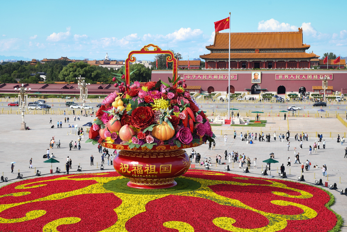 Floral displays adorn Beijing for National Day holiday