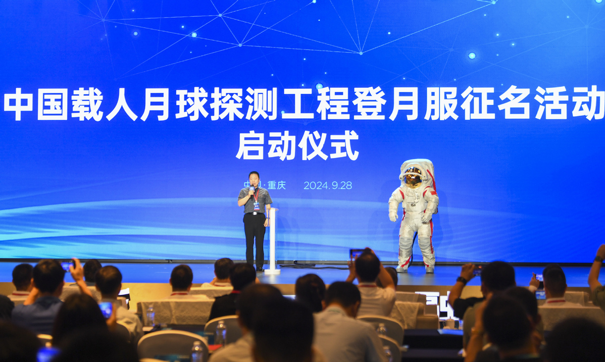 China unveils moon-landing spacesuit for the first time