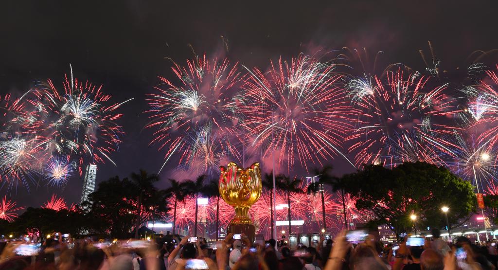 港澳同胞喜迎新中國75周年華誕