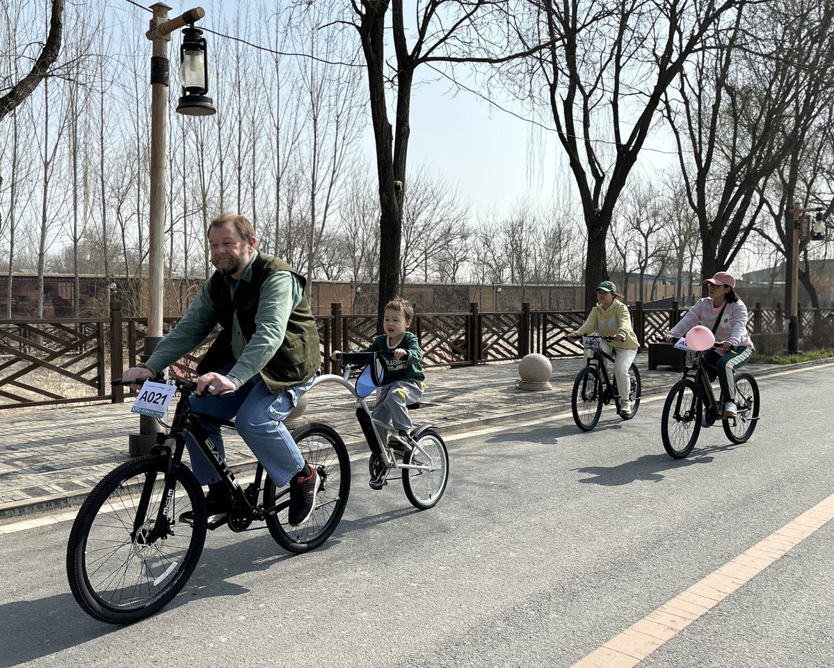 English teacher enjoys Hebei countryside on his bike